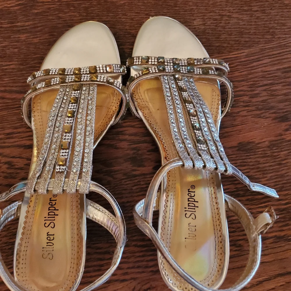 Gold sandals with glass diamonds. - Picture 3 of 5
